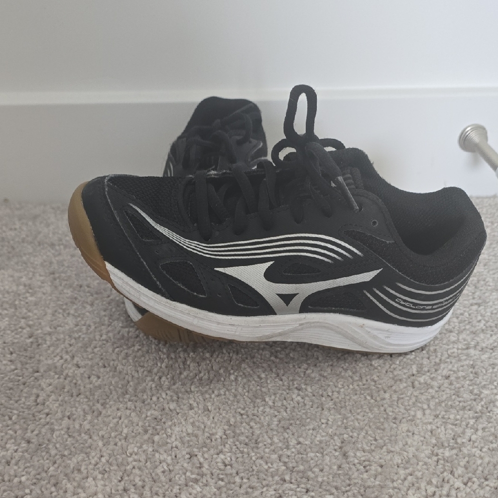 Mizuno Black and White Sports Sneakers Size 3 Big Kids